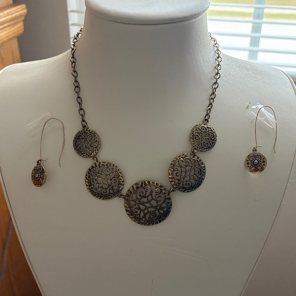 Elegant Gold-Toned Necklace and Earring Set